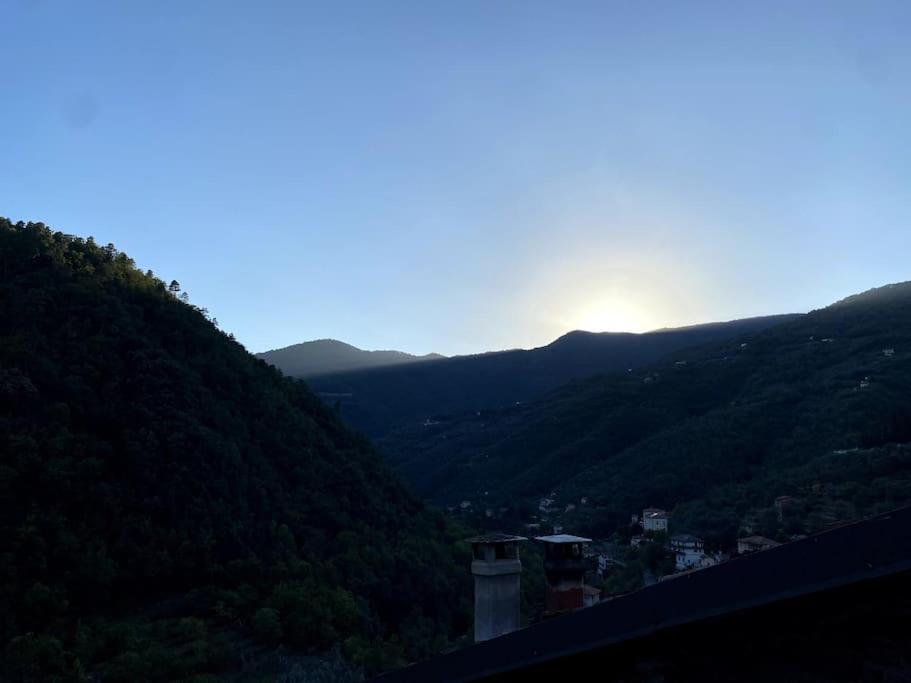 Iconic Italian Townhouse W Rooftop Terrace & Mountain View, Pigna Buitenkant foto