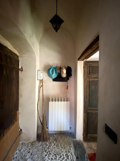 Iconic Italian Townhouse W Rooftop Terrace & Mountain View, Pigna Buitenkant foto