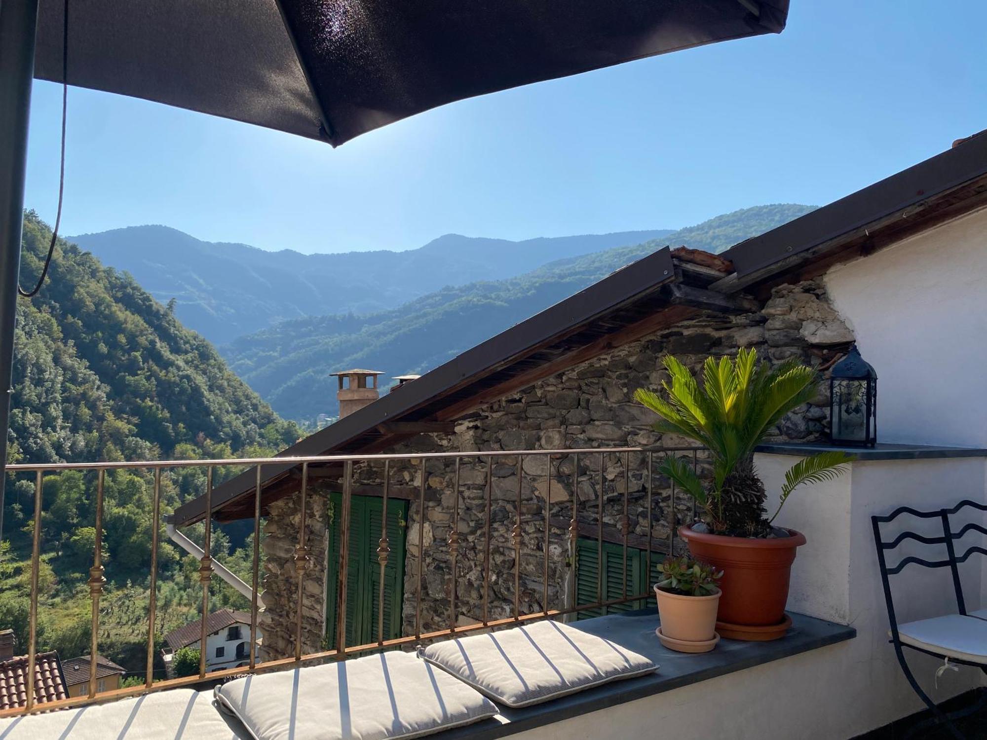 Iconic Italian Townhouse W Rooftop Terrace & Mountain View, Pigna Buitenkant foto