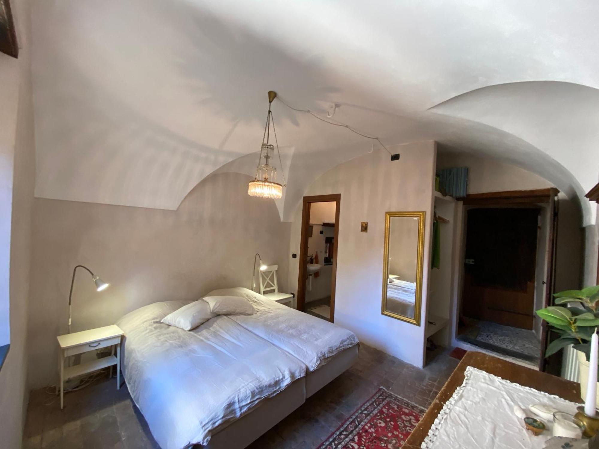 Iconic Italian Townhouse W Rooftop Terrace & Mountain View, Pigna Buitenkant foto