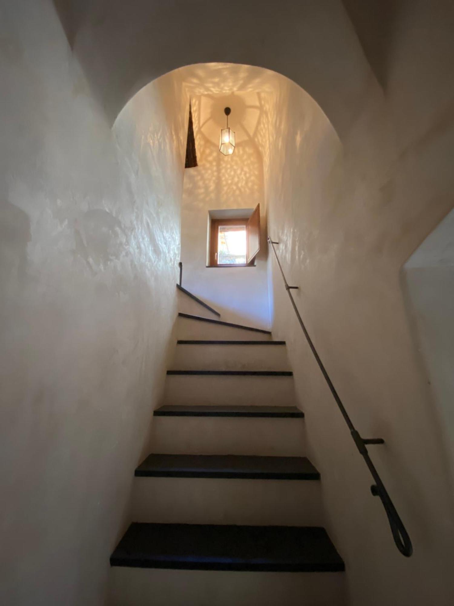 Iconic Italian Townhouse W Rooftop Terrace & Mountain View, Pigna Buitenkant foto