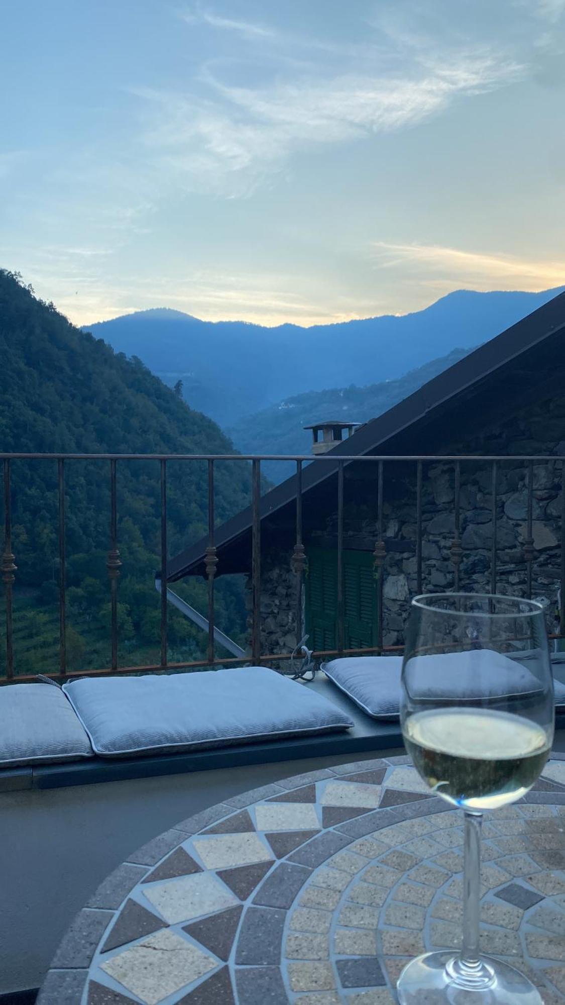 Iconic Italian Townhouse W Rooftop Terrace & Mountain View, Pigna Buitenkant foto
