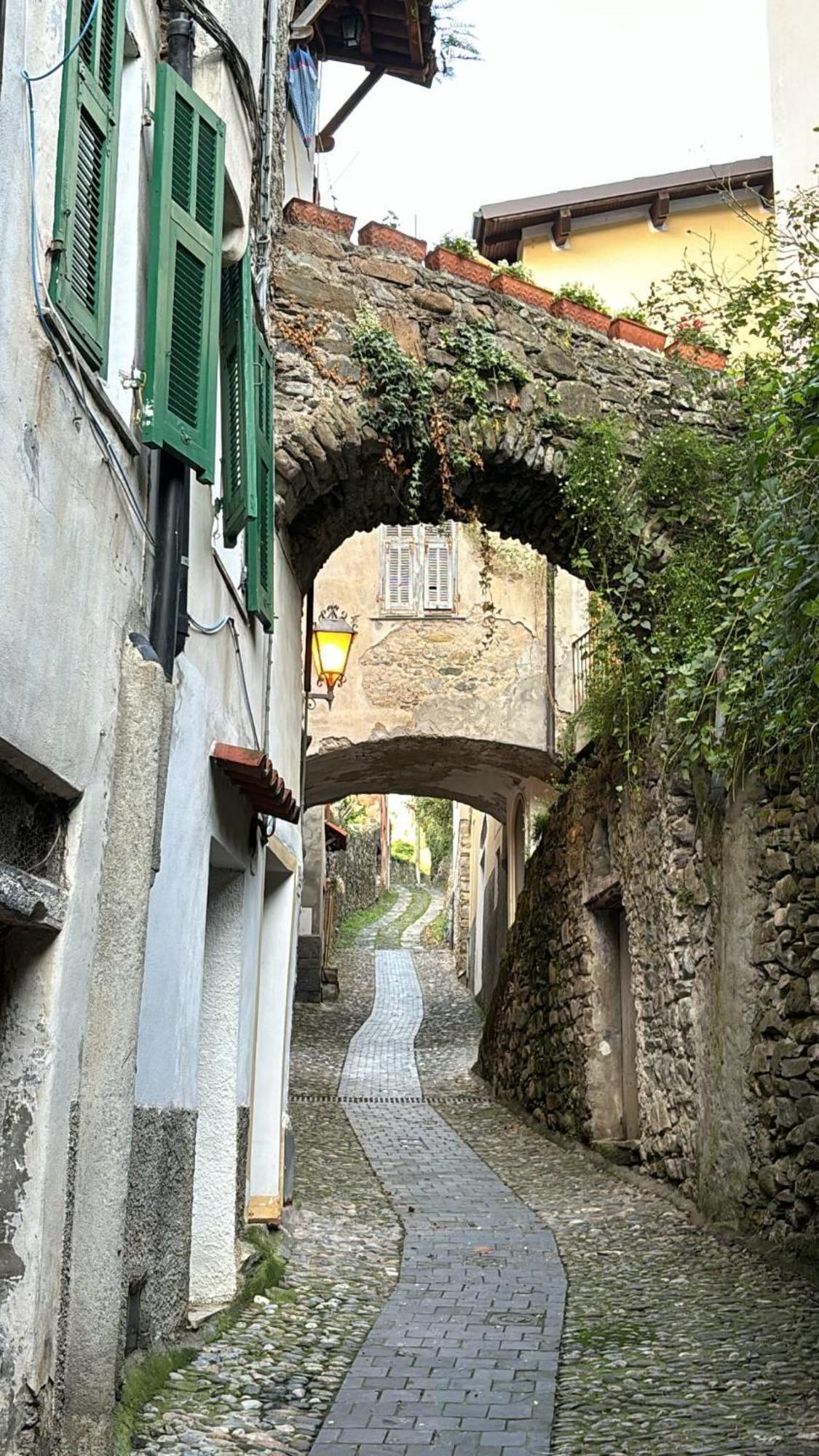 Iconic Italian Townhouse W Rooftop Terrace & Mountain View, Pigna Buitenkant foto